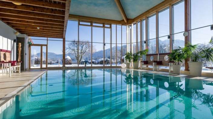 Ein großer Schwimmbad in einem Gebäude mit vielen Fenstern