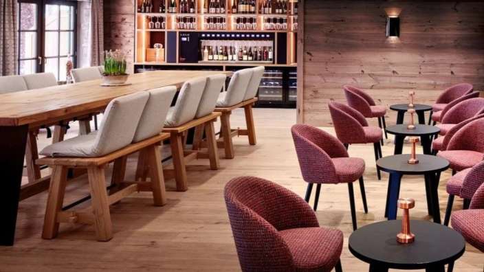 Ein Wohnzimmer mit einem langen Tisch und Stühlen