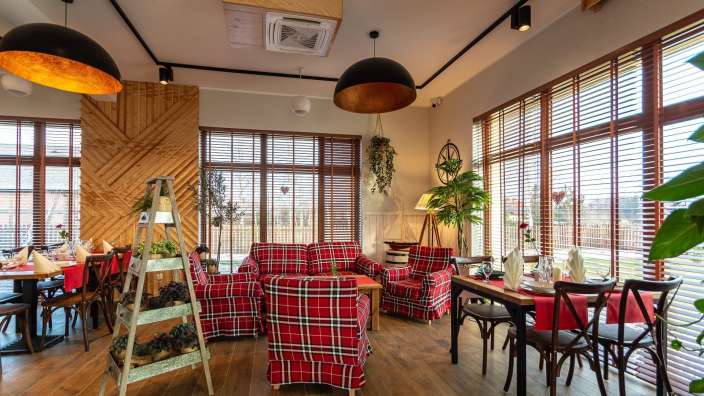 Ein Wohnzimmer mit roten Stühlen und einem Tisch