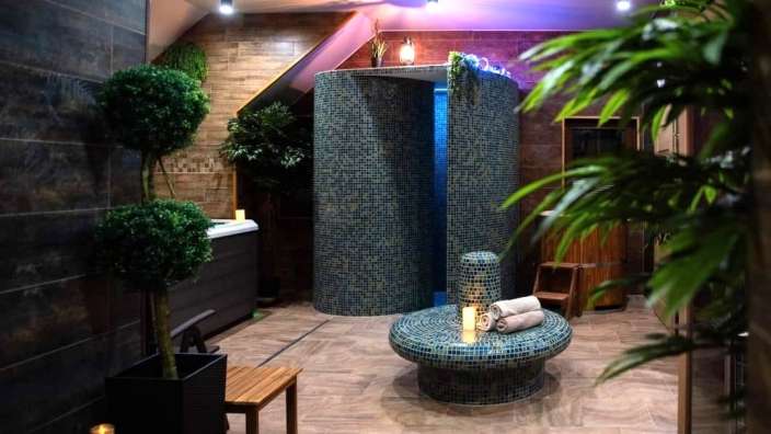 Ein Badezimmer mit einer Dusche und einem Tisch mit Handtüchern darauf