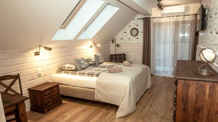 Ein Schlafzimmer mit einem Bett und einem Nachttisch