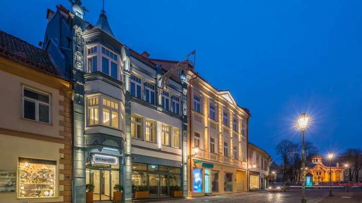 Ein sehr großes Gebäude mit einem Schild darauf , das sagt ' boutique '