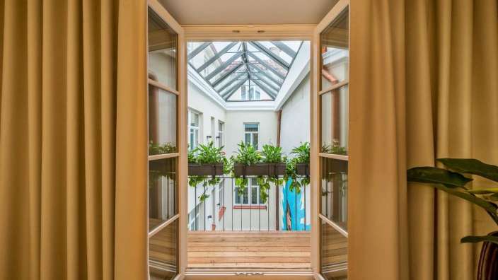 Ein Balkon mit Pflanzen und einer Glaskuppel