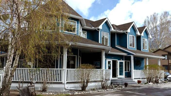 Ein großes blaues Haus mit einem weißen Veranda