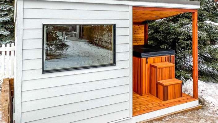 Ein weißes Gebäude mit einem Fenster und einem Whirlpool darauf