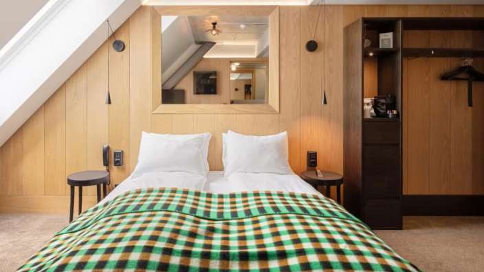 Ein Hotelzimmer mit einem Bett und einem Spiegel