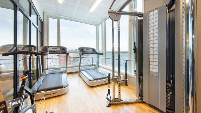 Ein Fitnessstudio mit einem Laufband und einem Fahrrad