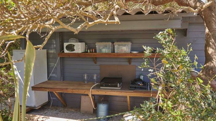 Ein kleiner Raum mit einem Tisch und einem Mikrowellenherd