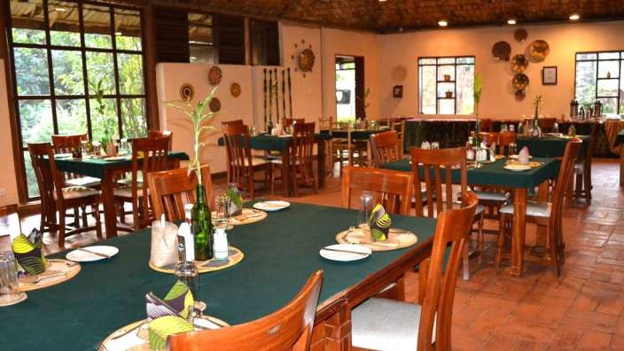Ein Esszimmer mit vielen Tischen und Stühlen