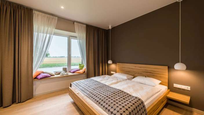 Ein Schlafzimmer mit einem Bett und einem Fenster