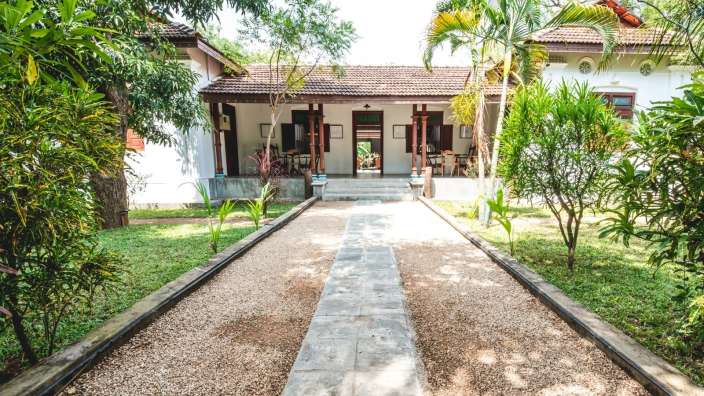 Ein Weg, der zu einem weißen Haus führt