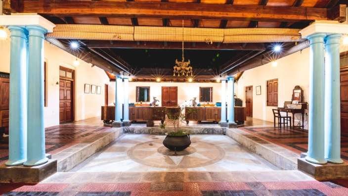 Ein großer Raum mit blauen Säulen und einer Vase in der Mitte