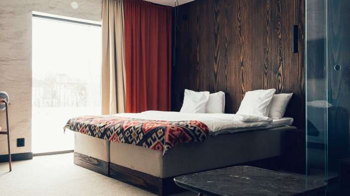 Ein Hotelzimmer mit einem Bett und einem Tisch