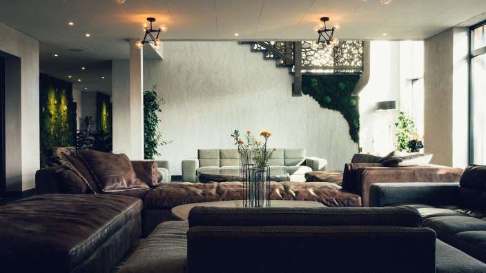 Ein Wohnzimmer mit vielen Couchen und Stühlen