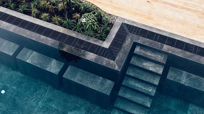 Ein Swimmingpool mit einer Treppe , die ins Wasser führt