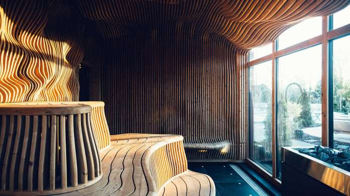 Ein Raum mit Holzwänden und einem großen Fenster