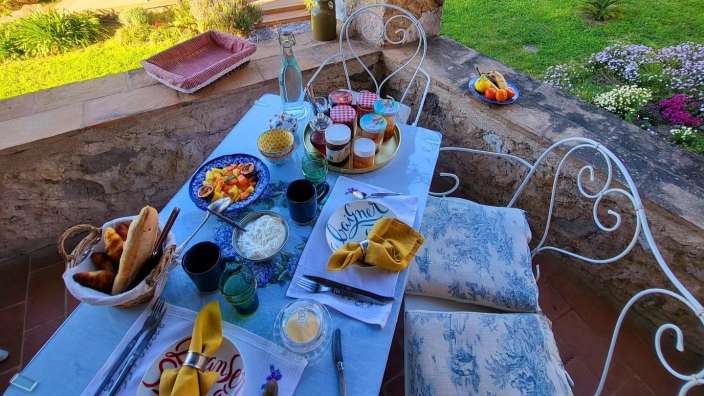 Ein Tisch mit einem Teller mit dem Wort kashmir darauf