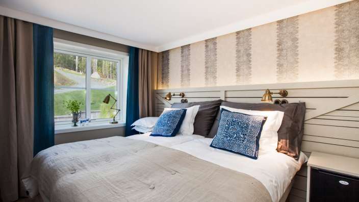 Ein Hotelzimmer mit zwei Betten und einem Fenster