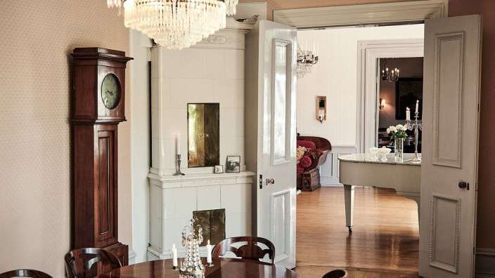 Ein Wohnzimmer mit einem Klavier und einem Kamin