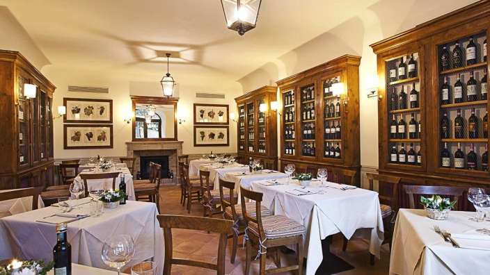 Ein Restaurant mit vielen Tischen und Stühlen