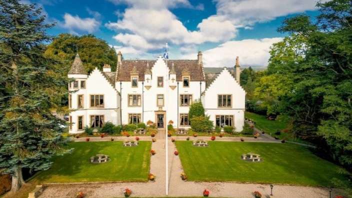 Eine Luftaufnahme eines großen weißen Schlosses