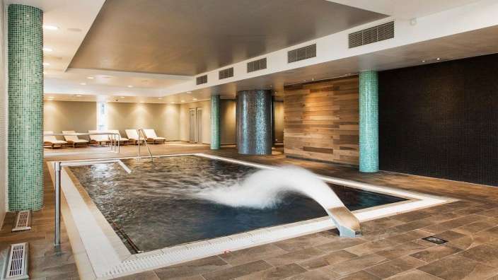 Ein großer Innenpool in einem Hotel