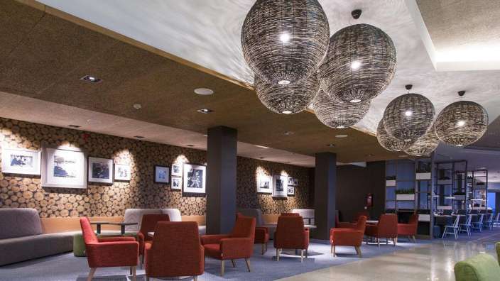 Ein Wohnzimmer mit vielen Stühlen und Tischen