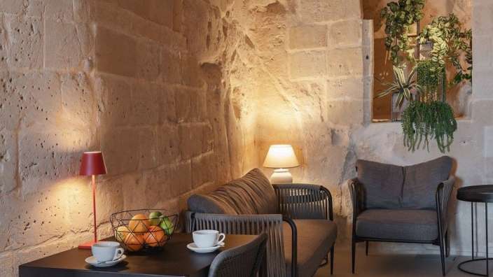 Ein Tisch mit zwei Tassen Kaffee und einem Korb Obst darauf