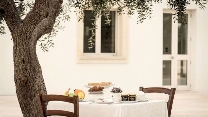 Ein tisch mit einem teller mit einem kuchen darauf