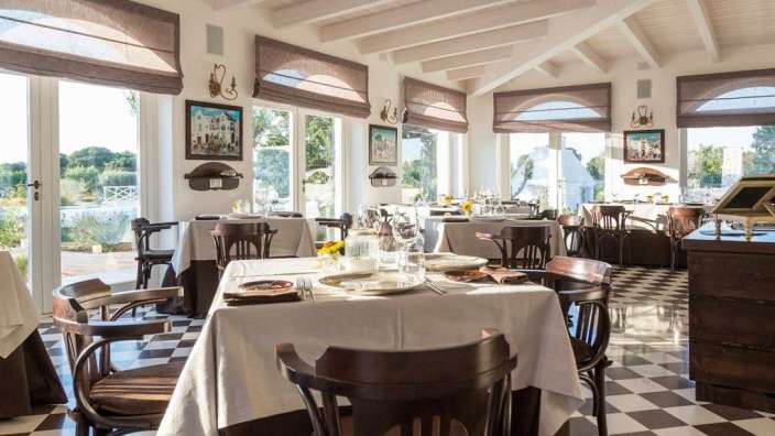 Ein Restaurant mit Tisch und Stühlen und einem karierten Boden