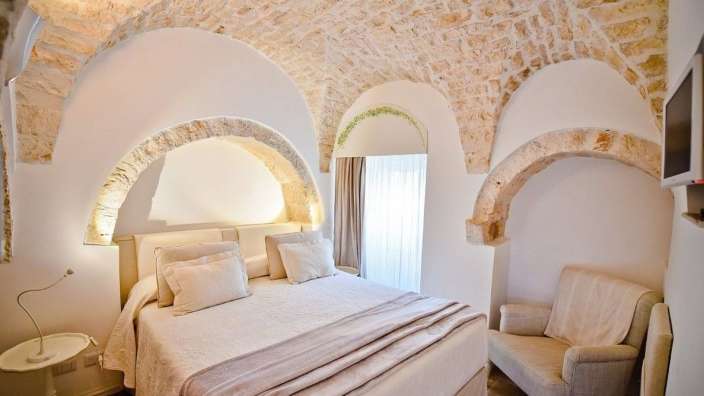 Ein Schlafzimmer mit einem Bett und einem Stuhl