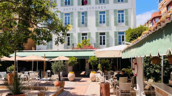 Ein weißes Gebäude mit der Aufschrift Hotel de londres darauf