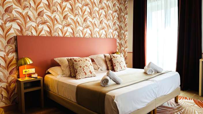 Ein Hotelzimmer mit einem Bett und einem Nachttisch