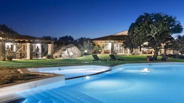 Ein großer Swimmingpool in der Nähe eines großen Hauses