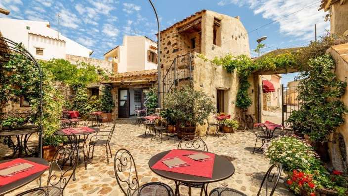 Ein kleines Restaurant mit Tischen und Stühlen im Freien