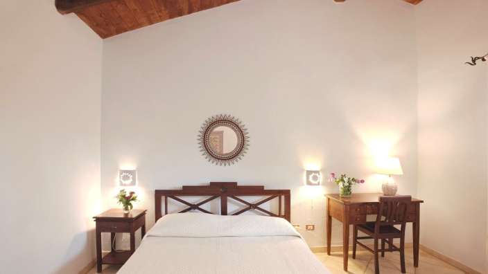 Ein Schlafzimmer mit einem Bett und einem Schreibtisch