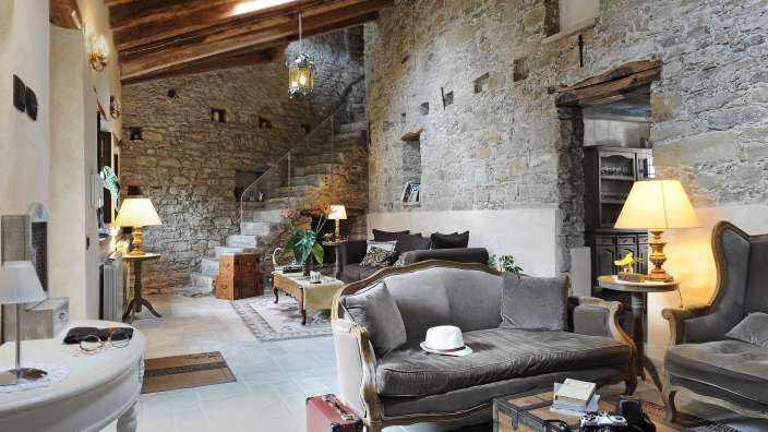 Ein Wohnzimmer mit einer Couch und einem Stuhl