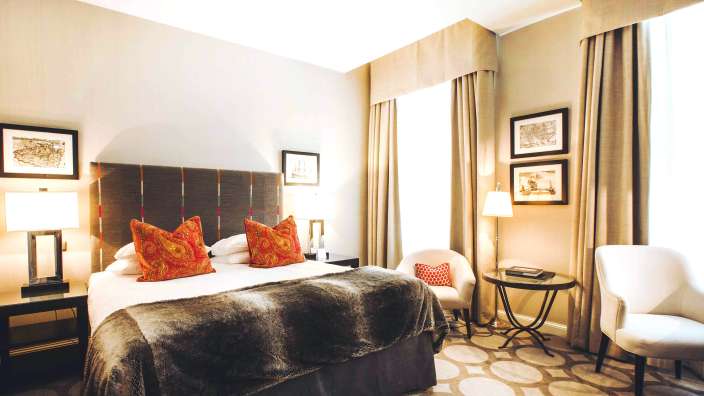 Ein Hotelzimmer mit einem Bett und einem Stuhl