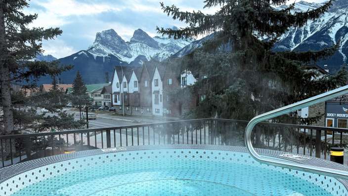 Ein Whirlpool auf einem Balkon mit Blick auf die Berge