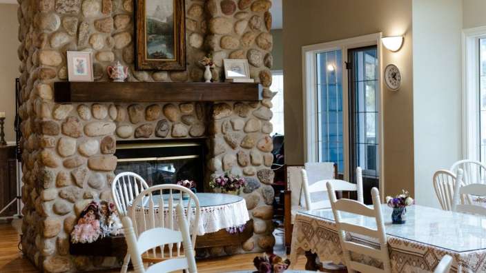 Ein Steinkamin mit einem Gemälde an der Decke