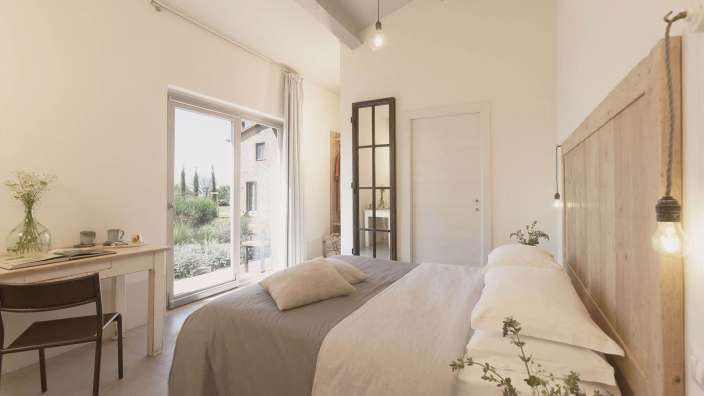 Ein Schlafzimmer mit einem Bett und einem Schreibtisch