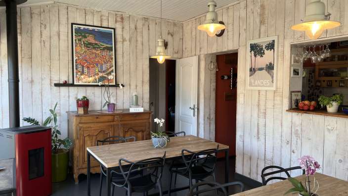 Ein Esszimmer mit einem landesplakat an der Wand