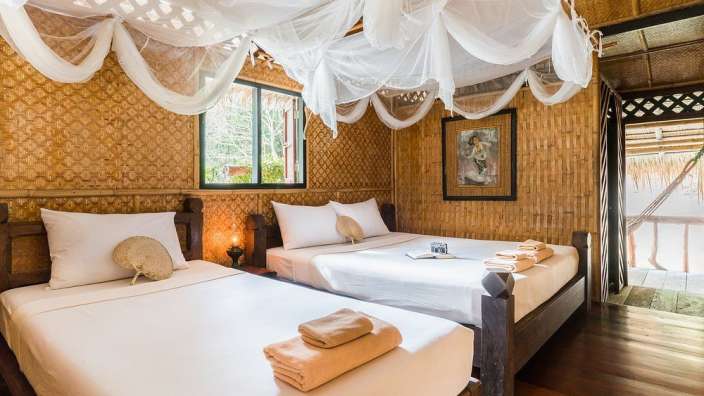 Ein Zimmer mit zwei Betten und einem Bild an der Wand