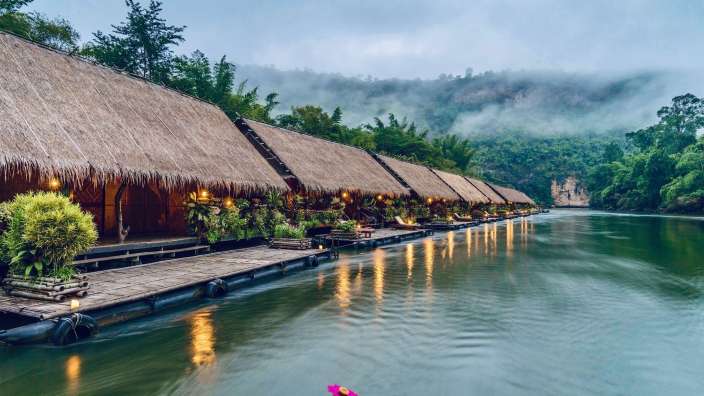 Eine Reihe von schwimmenden Hütten auf einem Fluss