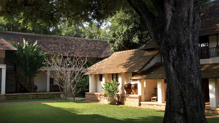 Ein Haus mit einem großen Baum im Vordergrund