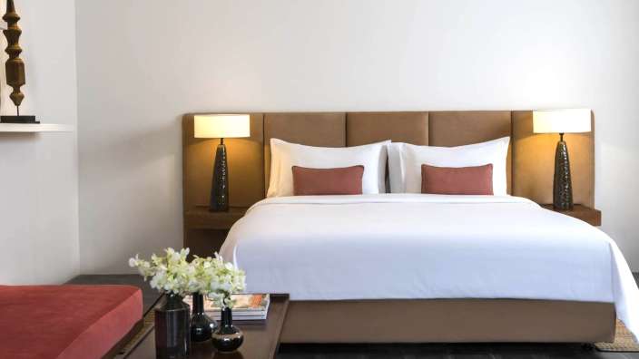 Ein Schlafzimmer mit einem Bett und zwei Lampen