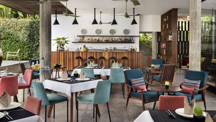 Ein Restaurant mit vielen Tischen und Stühlen und einer Bar