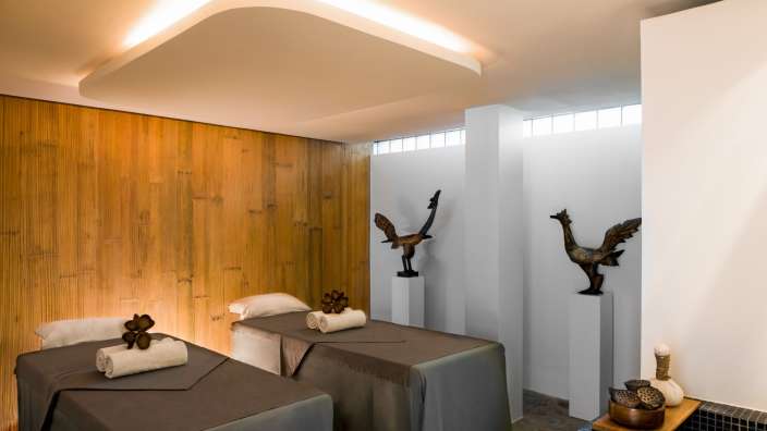 Zwei massagetische in einem raum mit holzwänden