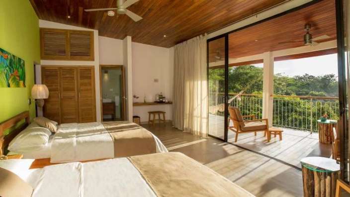 Ein Hotelzimmer mit zwei Betten und einem Stuhl