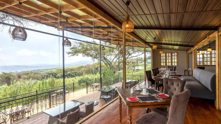 Ein Restaurant mit Tisch und Stühlen und einem großen Fenster